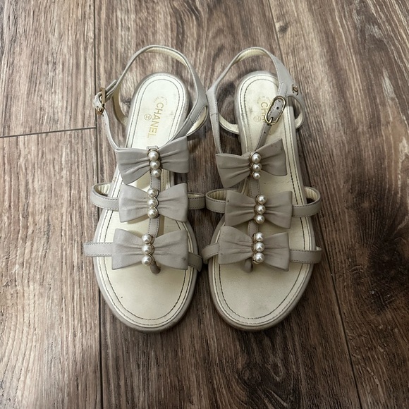 CHANEL Beige Leather Bow CC Logo Sandals Size 37 - Picture 2 of 10